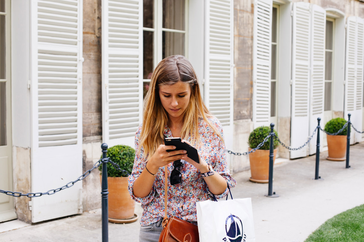 shopping-girl-texting